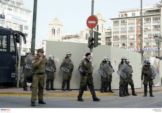 Piraeus: Far right extremists clash with riot police by the port