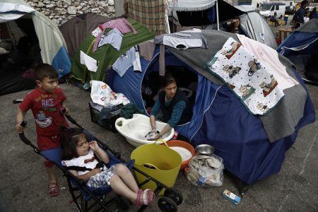 Συνεχίζεται η μεταφορά προσφύγων από τον Πειραιά στον Σκαραμαγκά