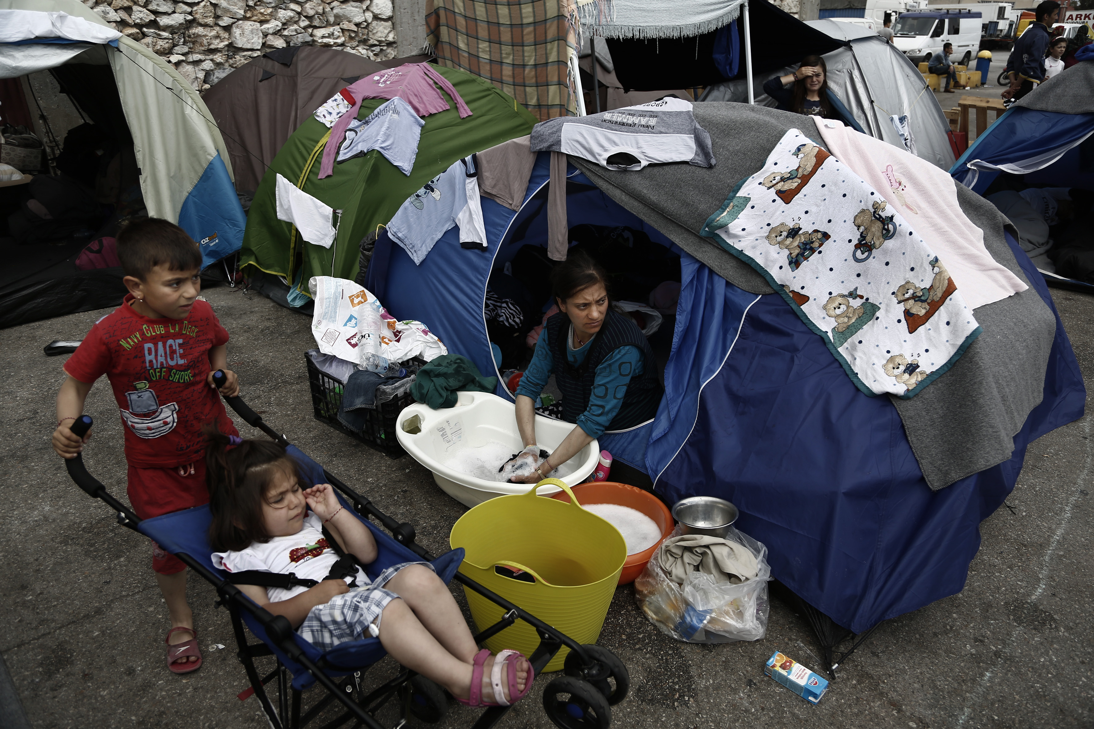 Συνεχίζεται η μεταφορά προσφύγων από τον Πειραιά στον Σκαραμαγκά