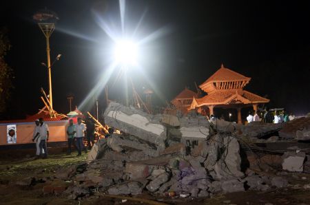 Ινδία: Αναζητά τους υπεύθυνους για την εκατόμβη της πυρκαγιάς στο ναό