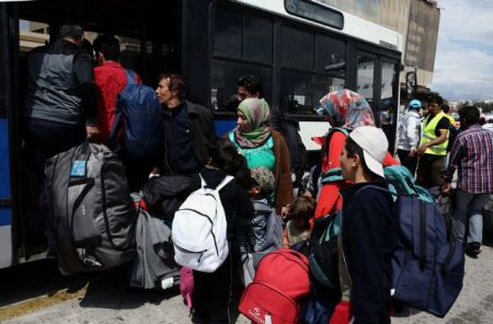 Piraeus: Migrants and refugees want to move to Skaramangas