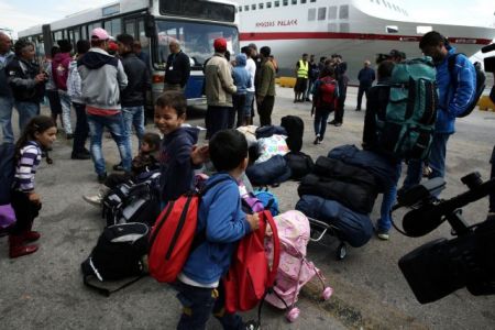 Piraeus: Migrants and refugees being transferred to Skaramangas