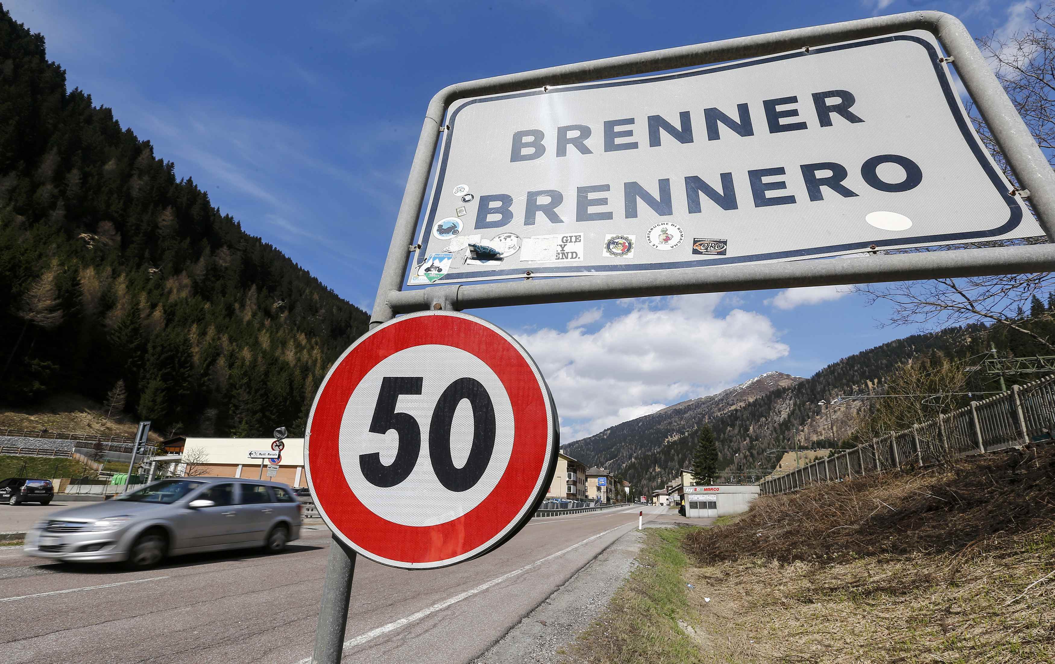 Η Αυστρία απειλεί την Ιταλία ότι θα κλείσει τα σύνορα στο Μπρένερ αν υπάρξει ανεξέλεγχτη ροή μεταναστών