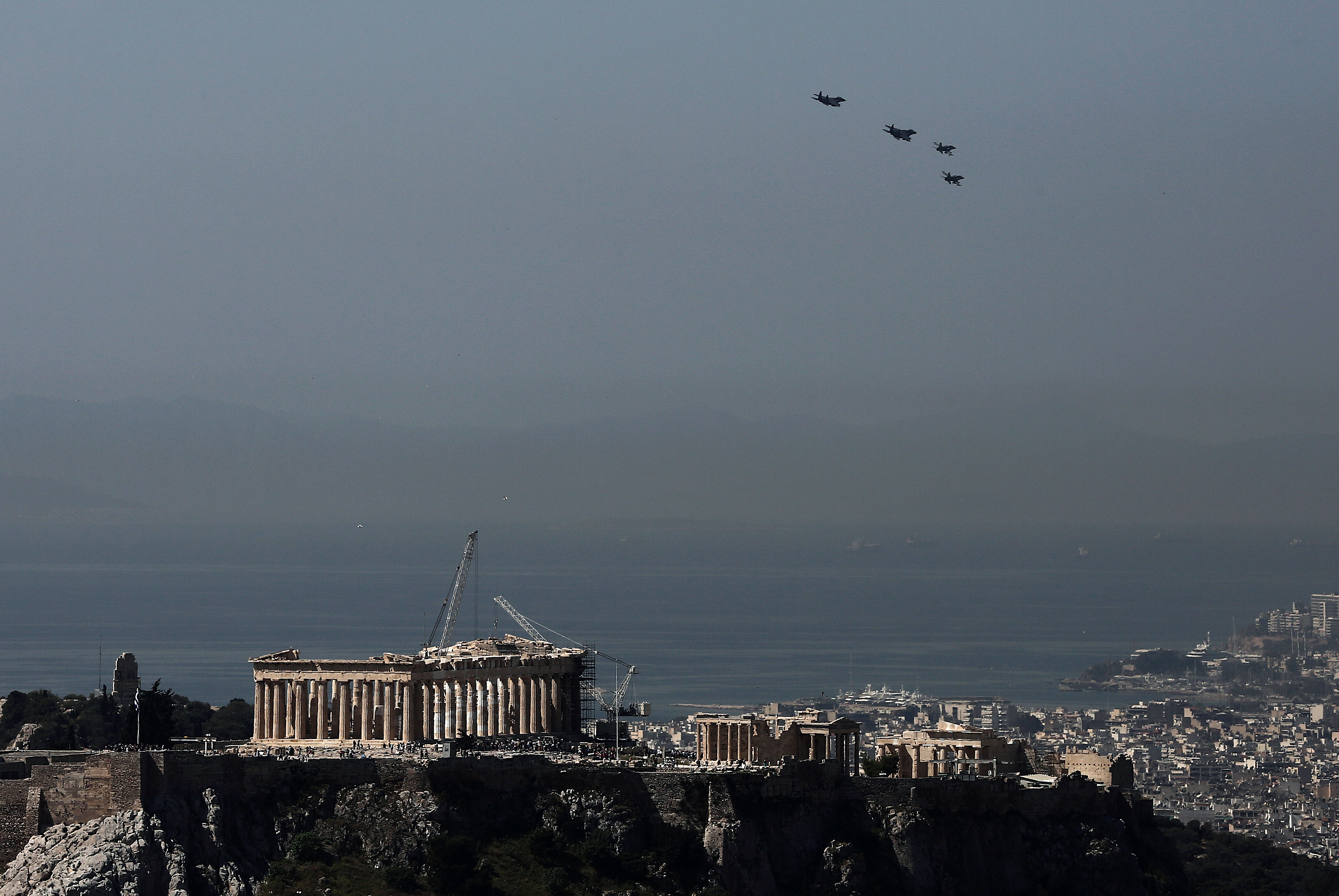 Χαμηλή πτήση μαχητικών Ελλάδας-Αμερικής πάνω από την Αθήνα