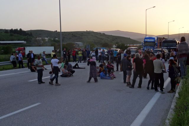 Πέτρες κατά αστυνομικών από πρόσφυγες στην Εγνατία | tovima.gr