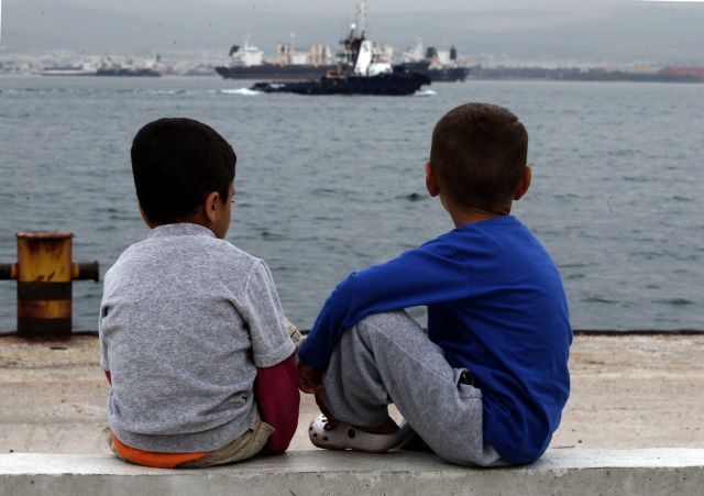 Συνεχίζεται η μεταφορά προσφύγων από Πειραιά στον Σκαραμαγκά | tovima.gr