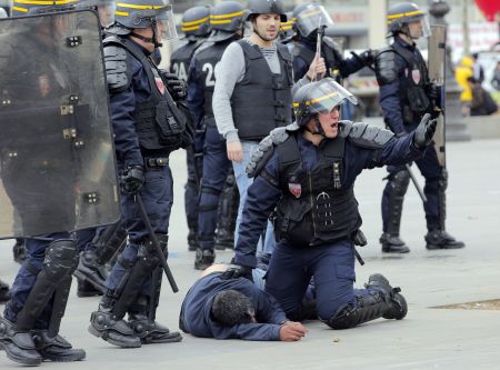 Γαλλία: Συμπλοκές στο Παρίσι και άλλες πόλεις για τα εργασιακά