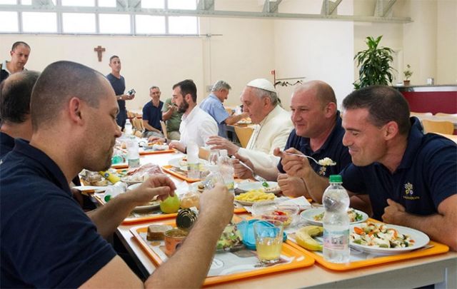 Ο Πάπας σπάει το πρωτόκολλο στη Λέσβο