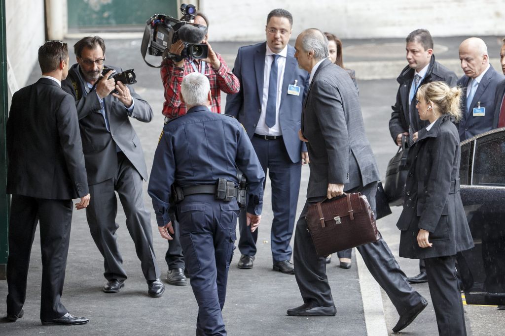 Αναβάλλει τη συμμετοχή της στις διαπραγματεύσεις η συριακή αντιπολίτευση