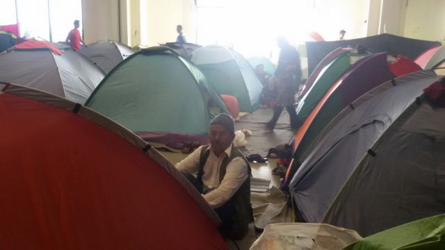 Βήμα-βήμα στην ασφυξία Ελληνικού – Τι λένε πρόσφυγες-μετανάστες