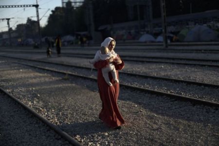 Idomeni: Migrants and refugees re-occupy railroad line