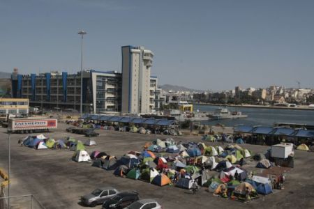 Περίπου 130 πρόσφυγες μεταφέρθηκαν από τον Πειραιά στις Θερμοπύλες