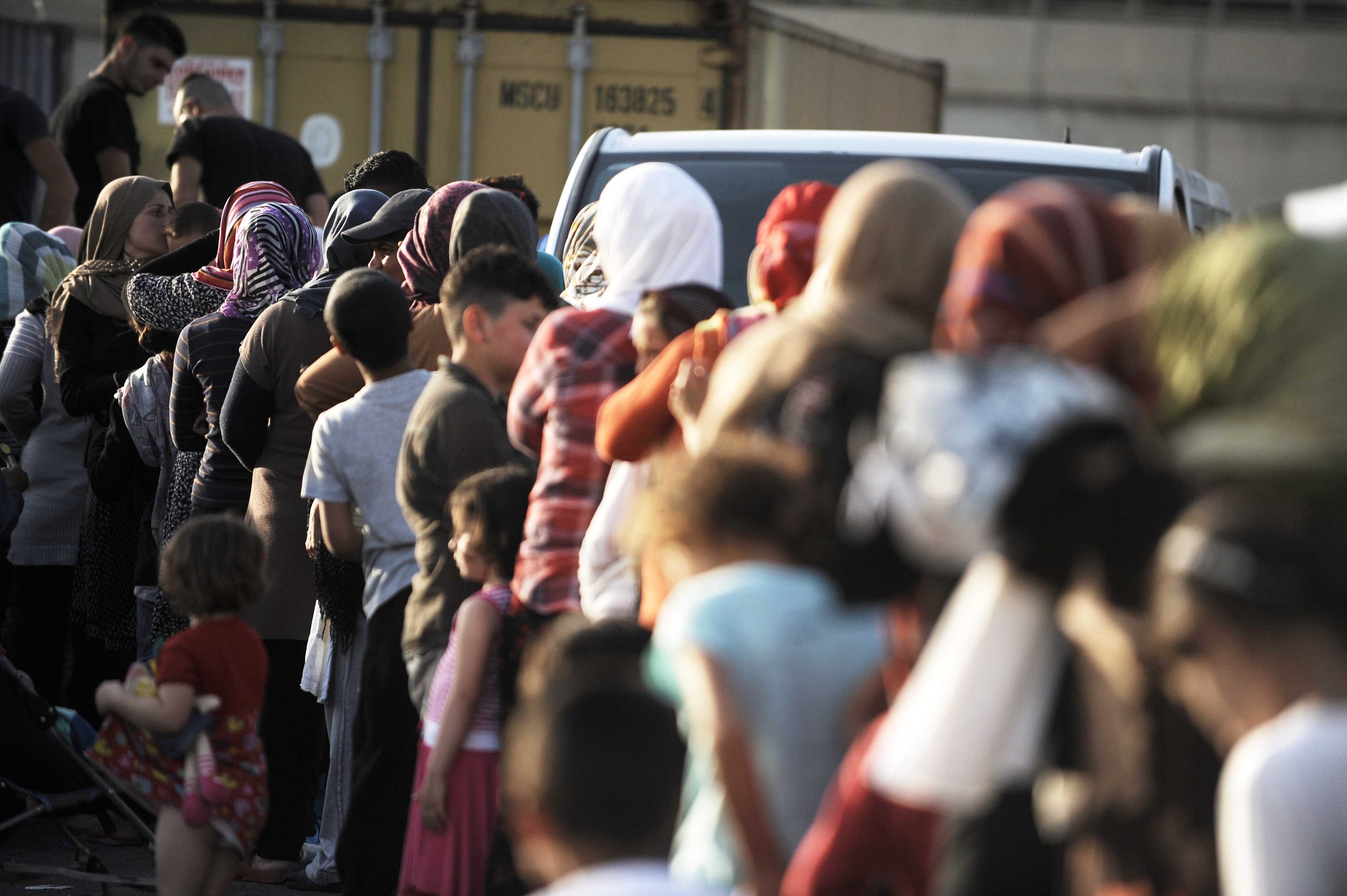 Παραμένουν 2.734 πρόσφυγες στο λιμάνι του Πειραιά