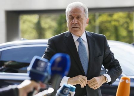 Αβραμόπουλος: Υπό εξέταση η ιταλική πρόταση για πλωτά hot spot