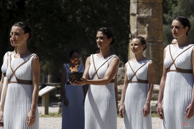 Το τελετουργικό ένδυμα της ολυμπιακής φλόγας