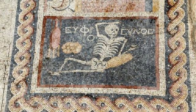 Μωσαϊκό με «ευφρόσυνο» σκελετό 2.400 ετών βρέθηκε στην Τουρκία