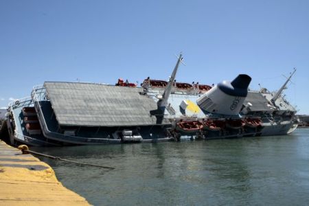 Διαγωνισμός για την απομάκρυνση του «Παναγία Τήνου» από το λιμάνι