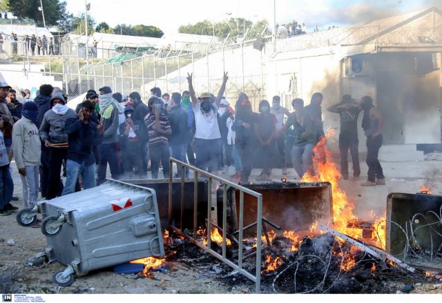 Clashes between refugees and police at Moria hot spot