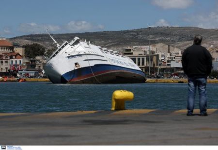 Δυο μήνες στο λιμάνι του Πειραιά το ημιβυθισμένο «Παναγία Τήνου»