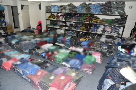 Χιλιάδες «μαϊμού» προϊόντα σε επιχείρηση χονδρικού εμπορίου ενδυμάτων