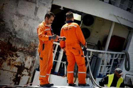 Σφραγίστηκε ο καταπέλτης του ημιβυθισμένου «Παναγία Τήνου»