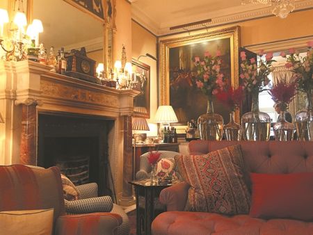 Αναβολές και… private clubs