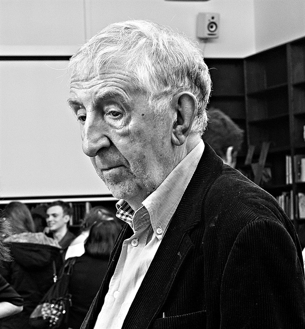 Μεταξύ υπερνεωτερικότητας και τεχνολογίας