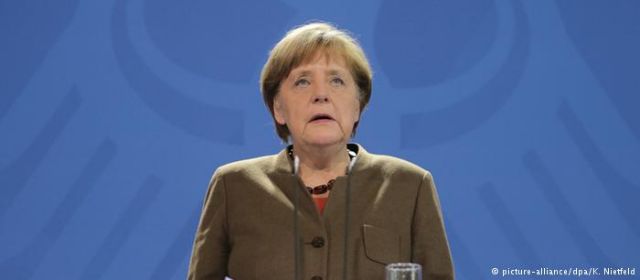 Deutsche Welle: Άνοιγμα της Μέρκελ προς τα δεξιά