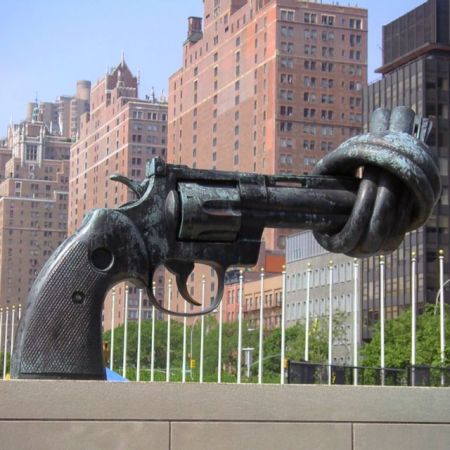 Πέθανε ο «πατέρας» του ρεβόλβερ με την κάννη δεμένη κόμπο