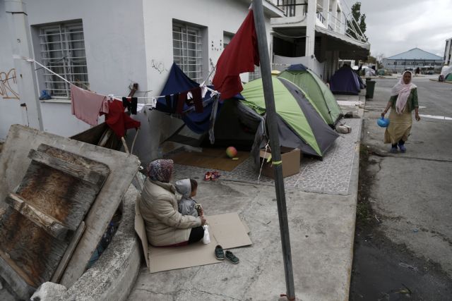 Refugees in Piraeus and Idomeni living in appalling conditions