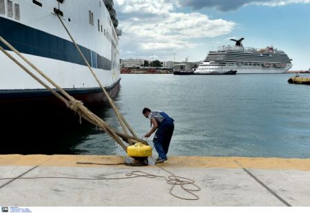Port employees in Piraeus and Thessaloniki begin rolling strikes