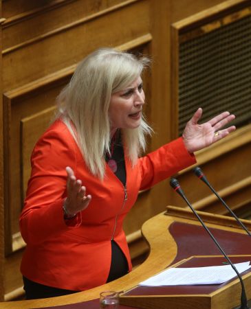 Τα «μαζεύει» η Αυλωνίτου μετά την κατακραυγή για τις ύβρεις κατά Μητσοτάκη