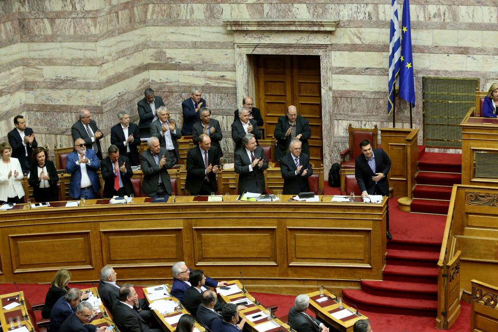 «Ναι» με χειροκρότημα για τα ημίμετρα του ασφαλιστικού, με το Eurogroup σε εκκρεμότητα