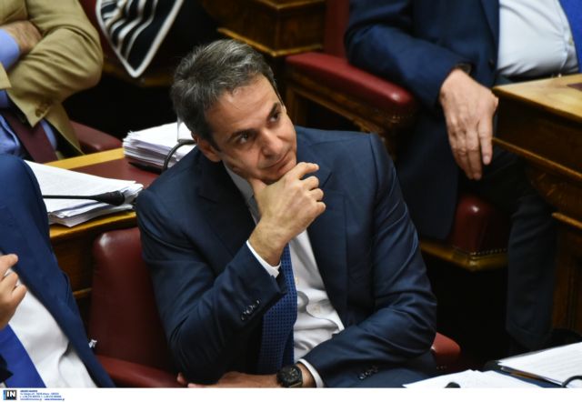 Mitsotakis to meet French Economy Minister Macron in Paris