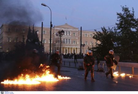 Δεκατέσσερις συλλήψεις για τα επεισόδια σε Εξάρχεια-Σύνταγμα
