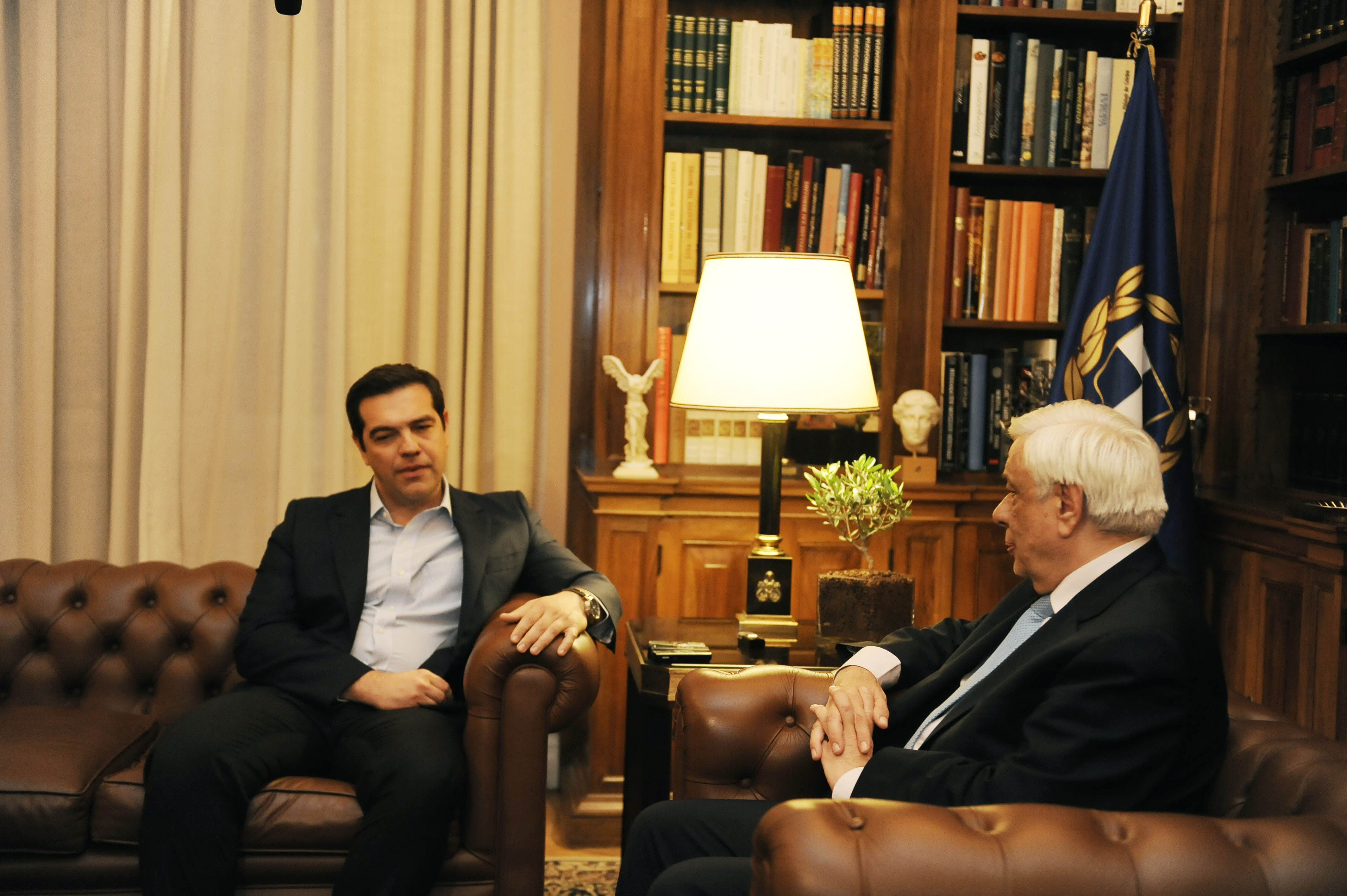 Τσίπρας σε Πρόεδρο Δημοκρατίας και πολιτικούς αρχηγούς για τα αποτελέσματα του Eurogroup