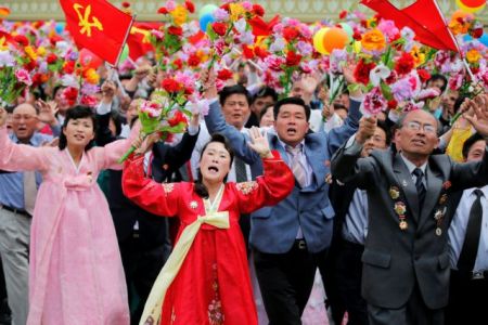 Β.Κορέα: Θάλασσα από ροδοπέταλα και λατρεία για τον Κιμ Γιονγκ-Ουν