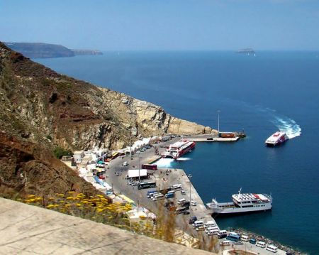 Σοβαρά προβλήματα στατικότητας στο λιμάνι της Σαντορίνης