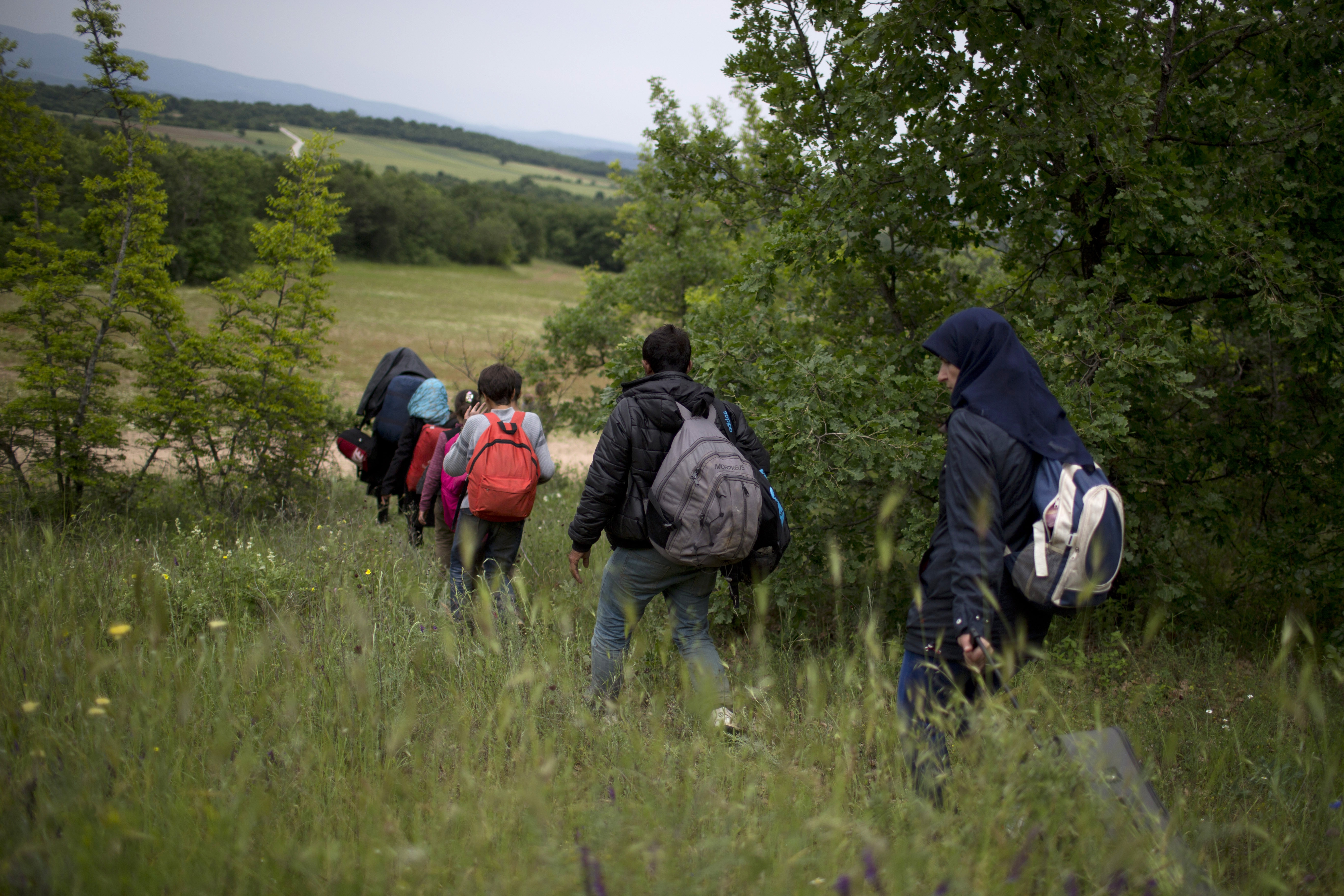 Διακινητές στην πΓΔΜ δημιουργούν ανοίγματα στη Βαλκανική Οδό