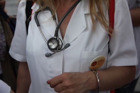 Αναστέλλεται κάθε μισθολογική ωρίμανση και προαγωγή για τα ειδικά μισθολόγια για 2 χρόνια