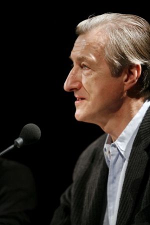 Τζούλιαν Μπαρνς: Η Εξουσία ξέρει σχεδόν πάντα τι κάνει