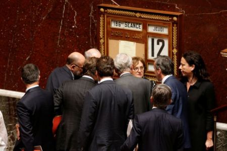 Ο Πρωθυπουργός της Γαλλίας επιβίωσε της πρότασης μομφής