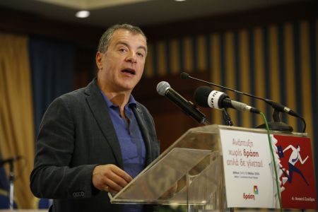 Θεοδωράκης: Θα διεκδικήσω την αρχηγία ενός νέου κεντρώου φορέα