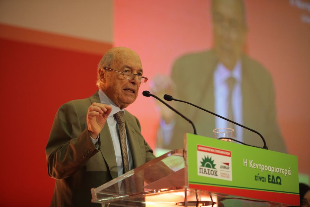 Παρασκηνιακές ζυμώσεις και συζητήσεις για το ρόλο του Κώστα Σημίτη ταράζουν τα νερά της Κεντροαριστεράς