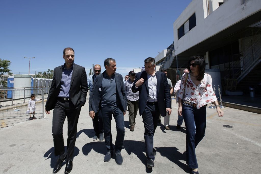 Επίσκεψη Θεοδωράκη στους πρόσφυγες του Ελληνικού