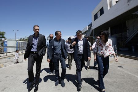 Επίσκεψη Θεοδωράκη στους πρόσφυγες του Ελληνικού