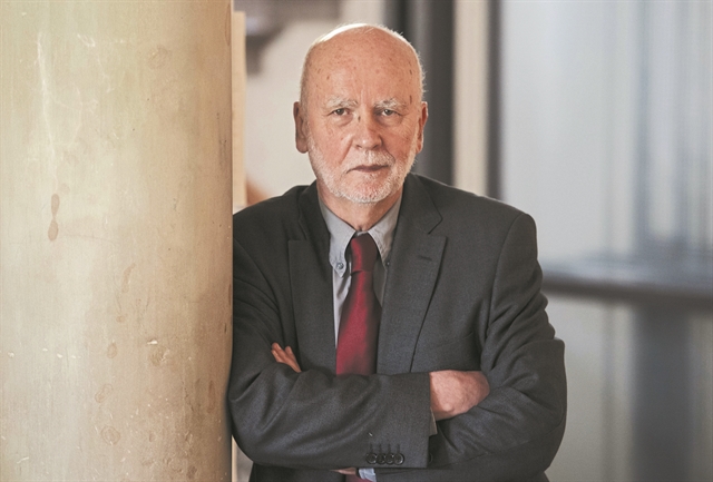 Χωρίς το βάρος του δράματος