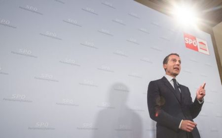 Αυστρία: Ο νέος καγκελάριος δεν κόβει τους δεσμούς με την ακροδεξιά