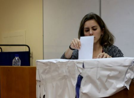 Δημοσκόπηση: Στο 4,4 η διαφορά με πέντε κόμματα στην Βουλή