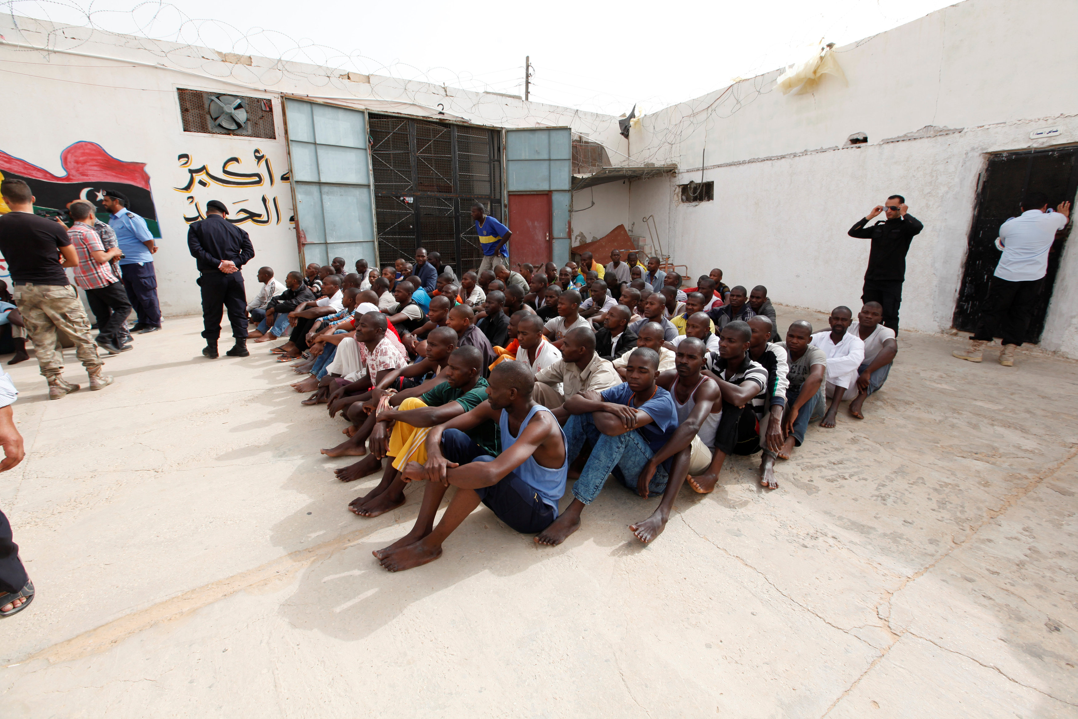 Η ΕΕ θα βοηθήσει τη Λιβύη να σταματήσει τους διακινητές μεταναστών